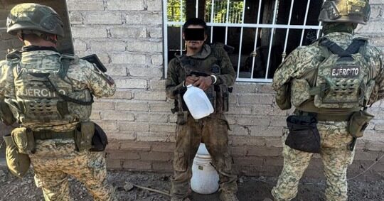 Militares del Ejército Mexicano junto a uno de los detenidos.