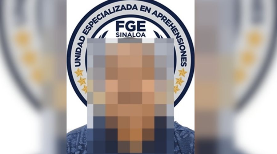 Persona con difuminado en la cara y de fondo con el logo fe la FGE