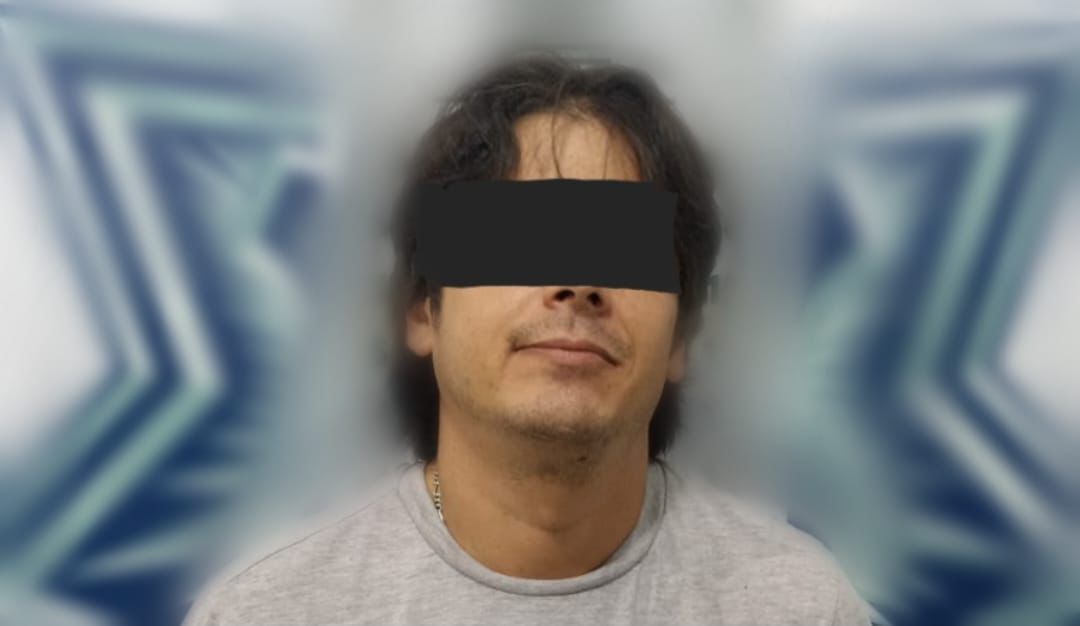 Una persona detenida con una cinta negra en los ojos
