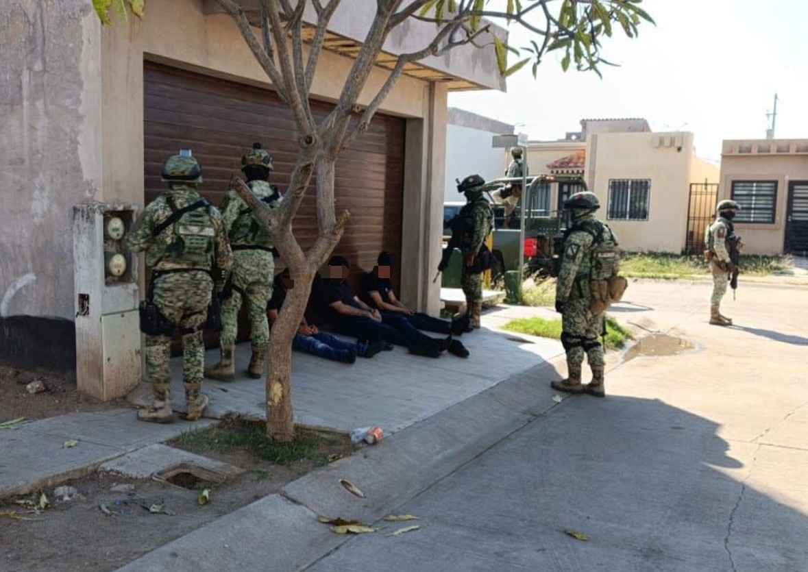 Militares junto a los hombres detenidos por intento de robo.