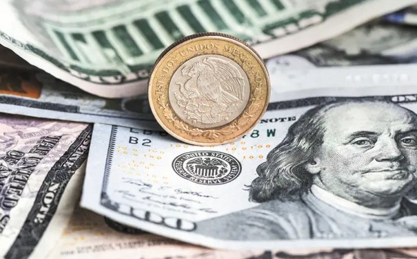 Dólares y moneda mexicana de 10 pesos