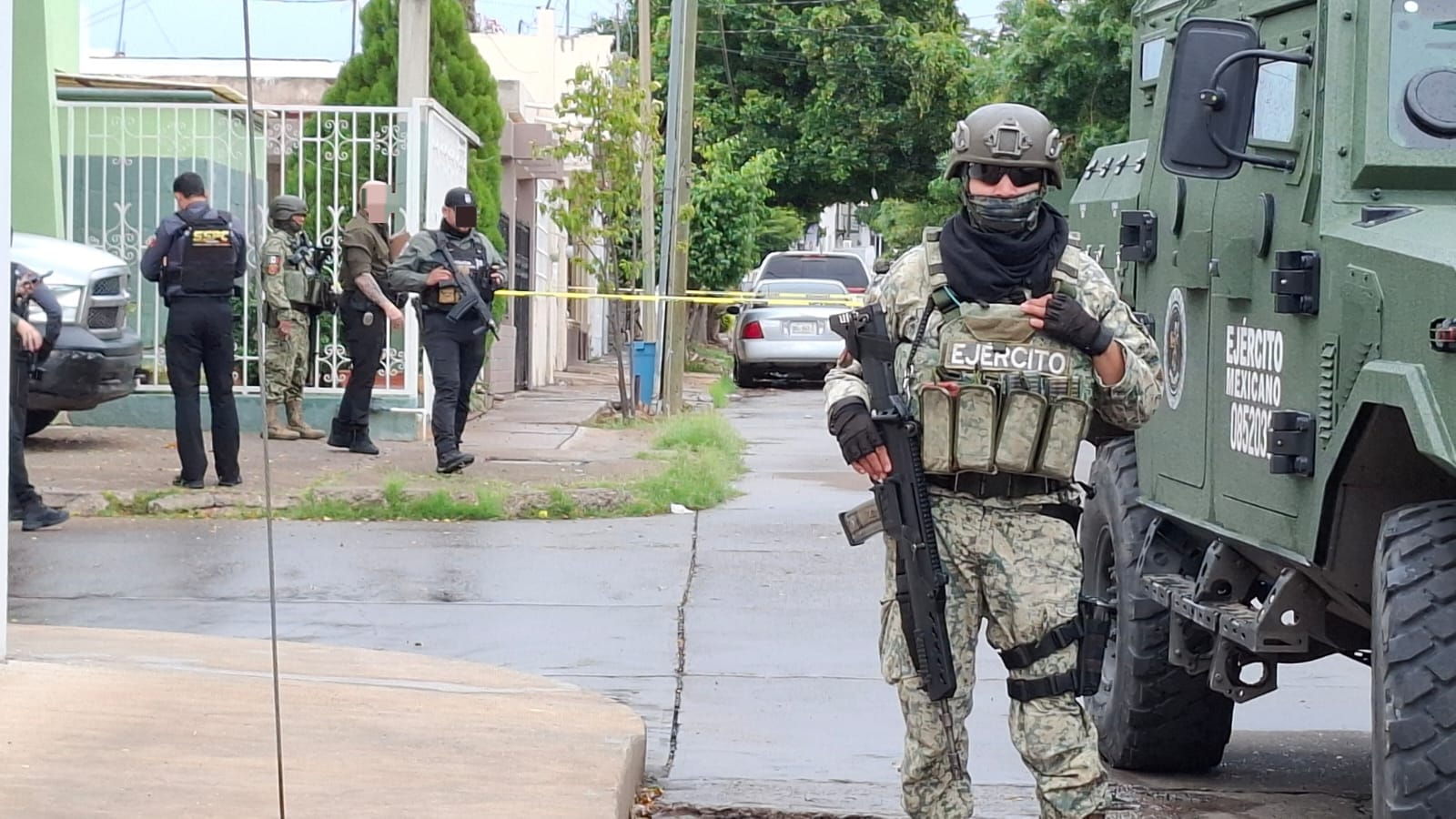 Elementos del ejercito mexicano en una calle