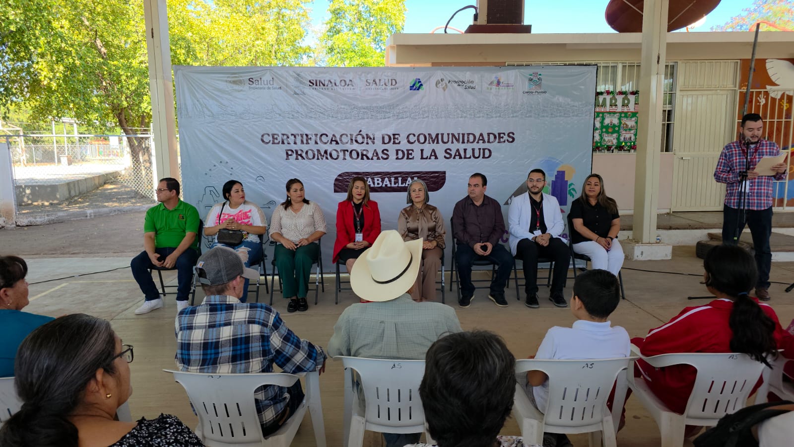 Autoridades y habitantes de Salvador Alvarado en medio de una ceremonia de certificación de salud