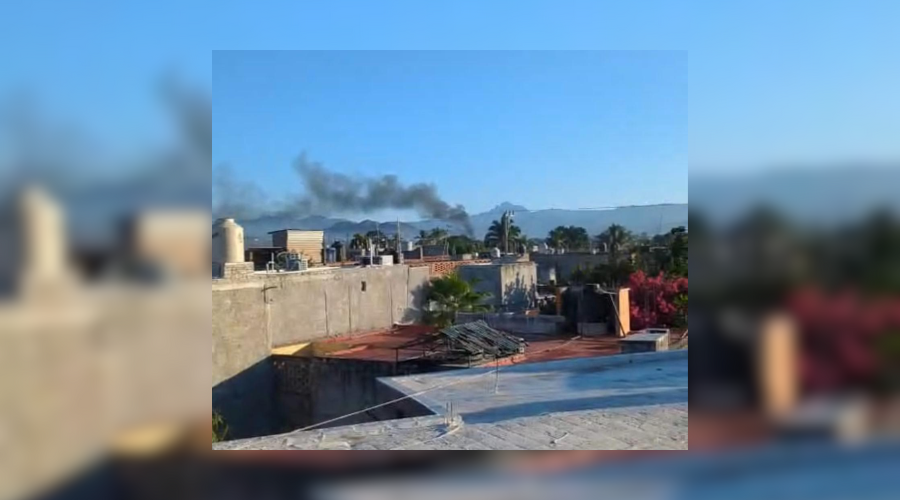 Humo saliendo a lo lejos en un sitio de Escuinapa