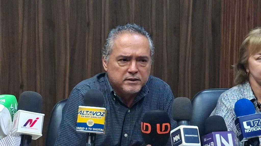 Enrique González Lugo hablando con los medios