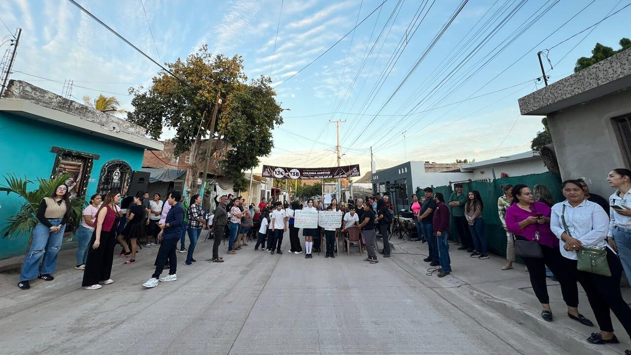 Entrega de obra de pavimentación en la colonia La Amistad de Culiacán