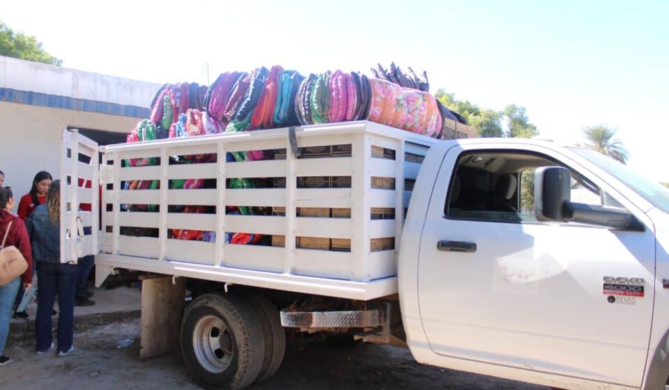 Entrega de cobijas en Sinaloa