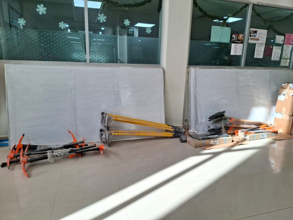 Material tirado en el piso en escuela de Mazatlán