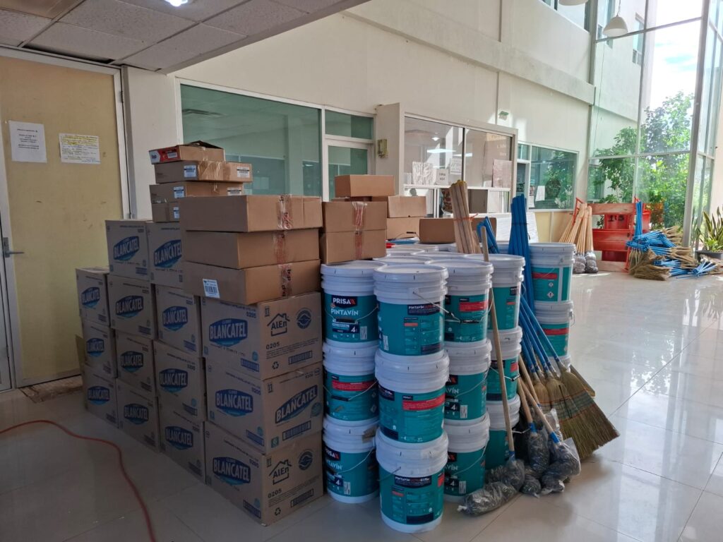 Cajas de cartón, cubetas de pintura y recogedores de basura