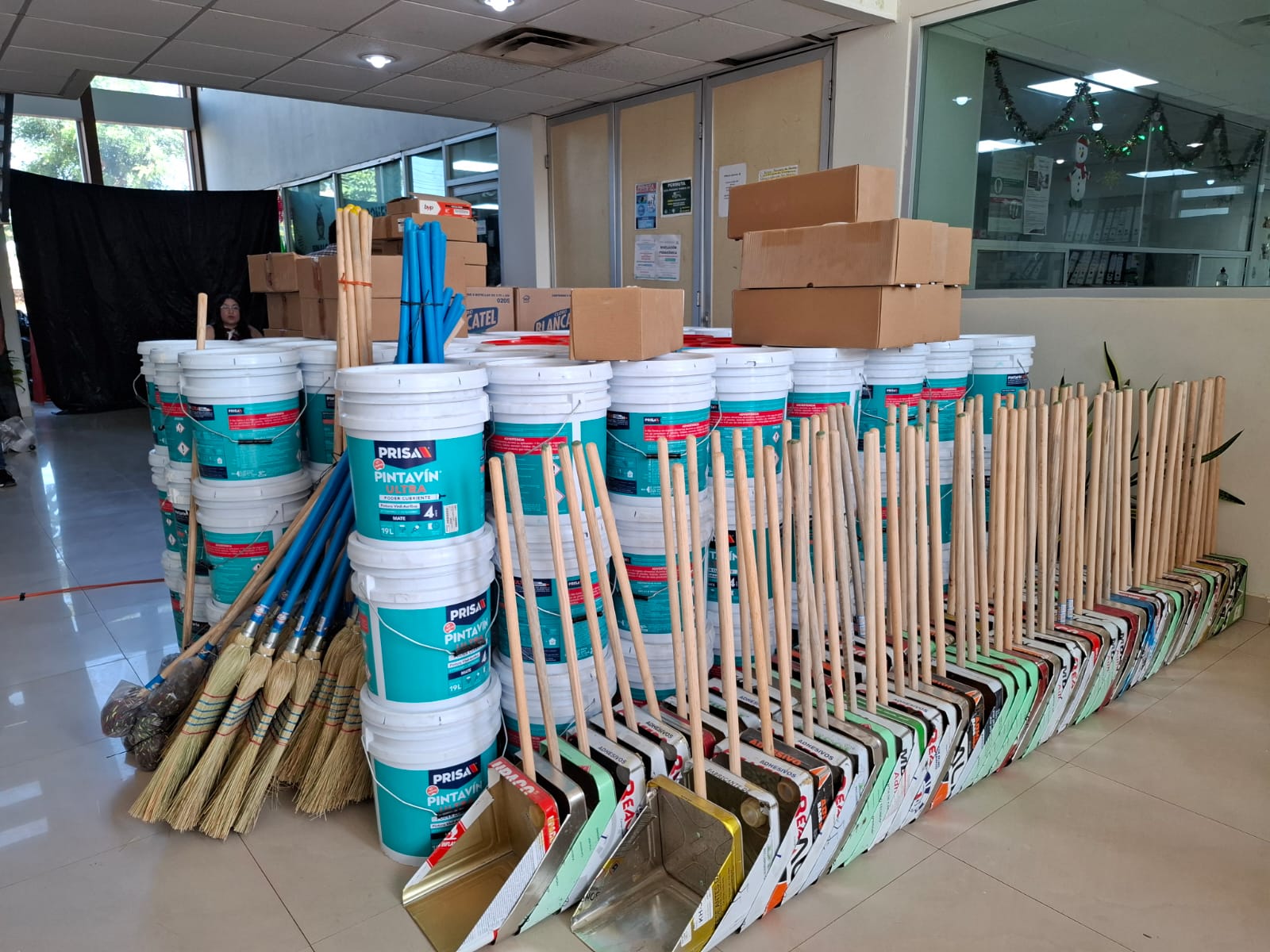 Cubetas de pintura junto a recogedores de basura en escuelas de Mazatlán