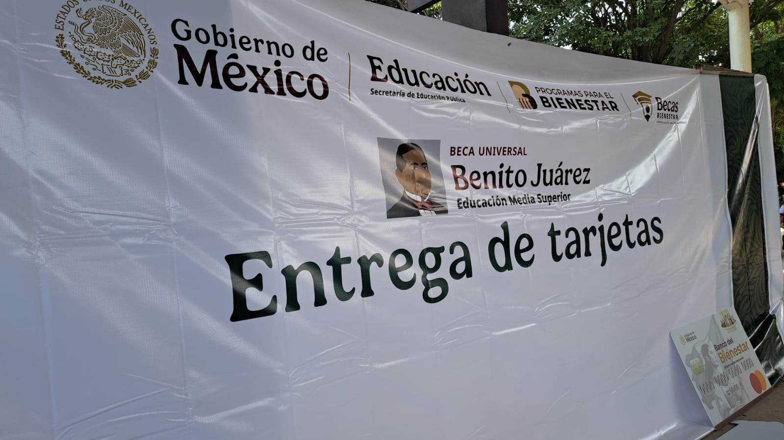 Banner donde anuncian la entrega de tarjetas del Banco del Bienestar