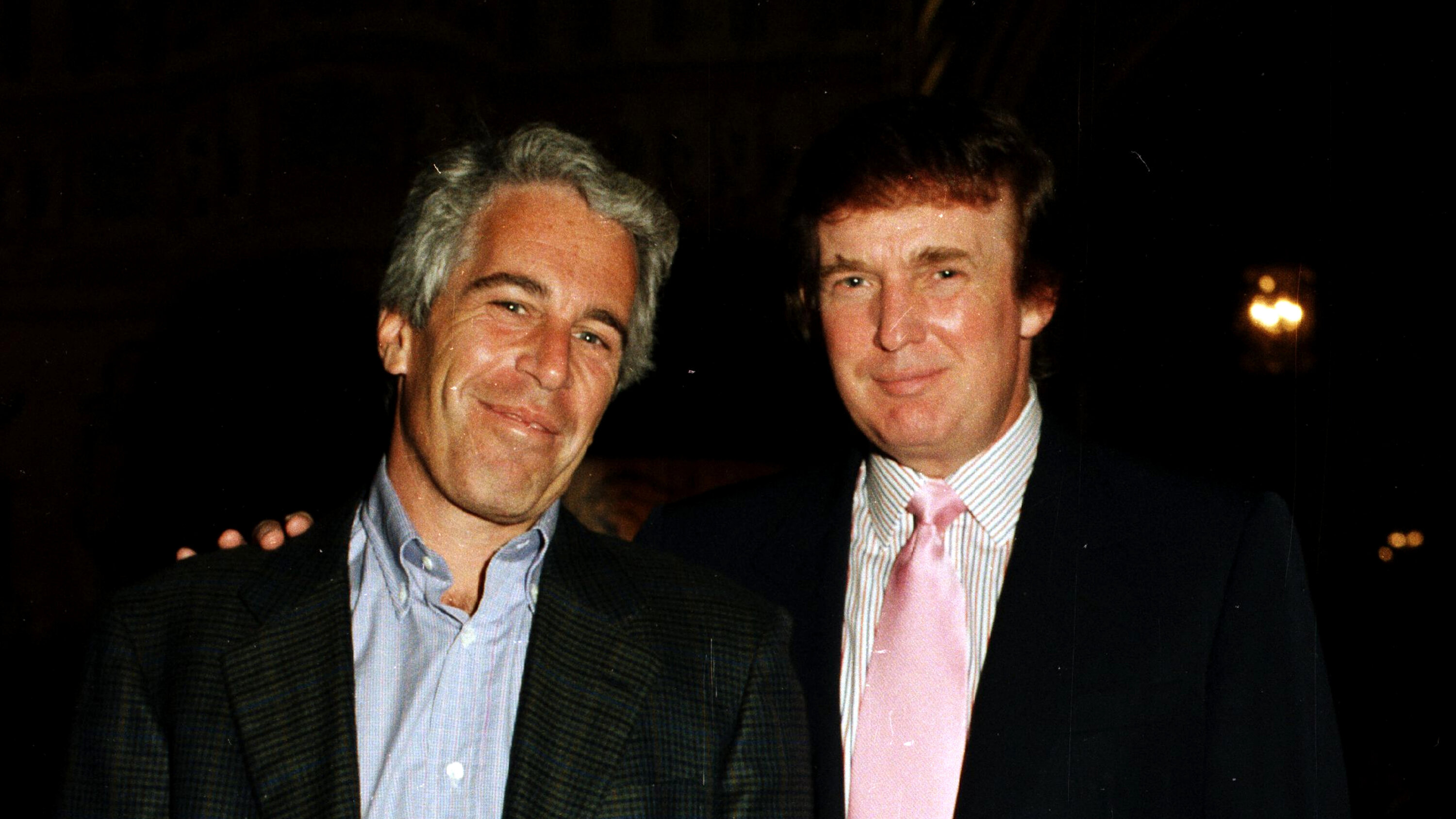 Nuevos documentos revelan que Trump viajó al menos 8 veces en el avión privado de Jeffrey Epstein