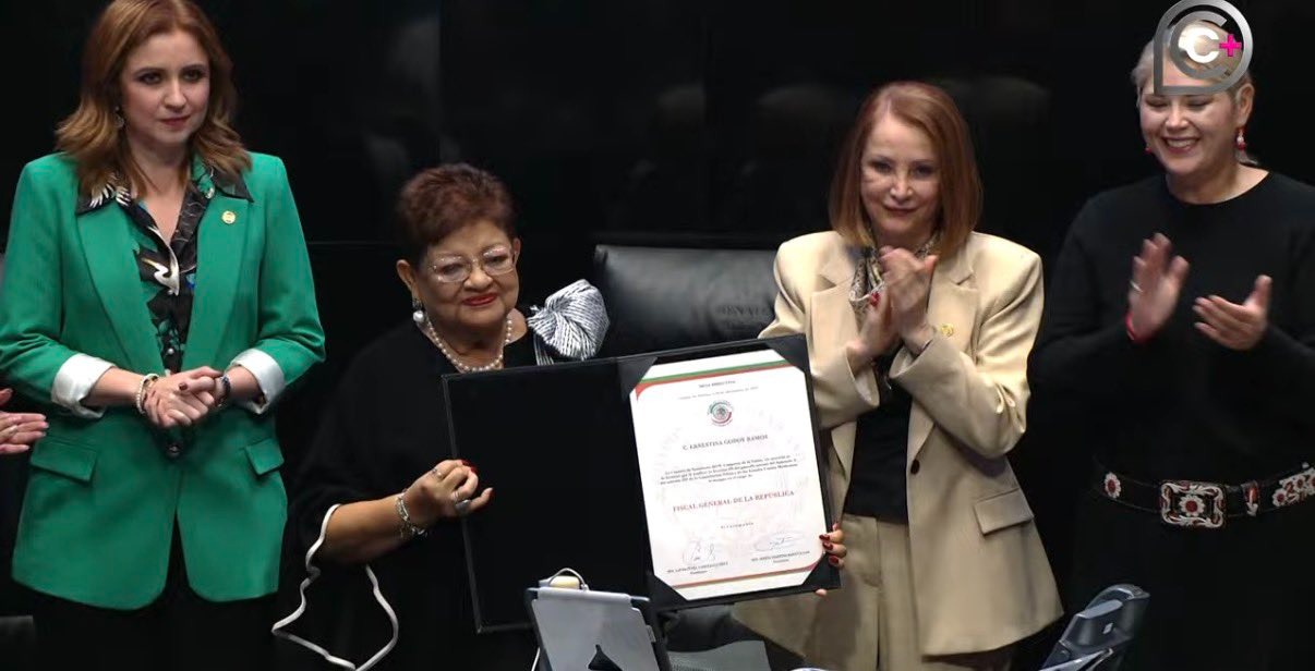Ernestina Godoy Ramos con su documento donde se confirma su titulación como fiscal de la República