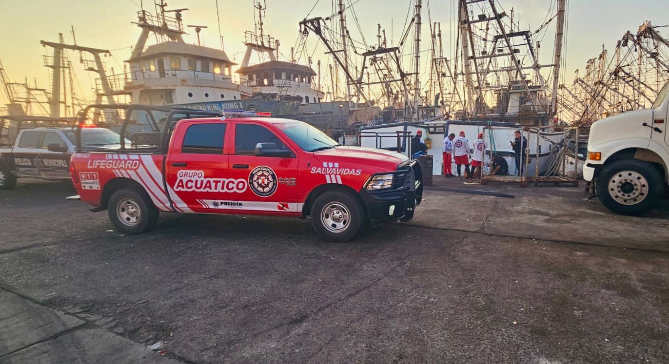 Patrulla del Escuadrón de Salvamento Acuático en un muelle
