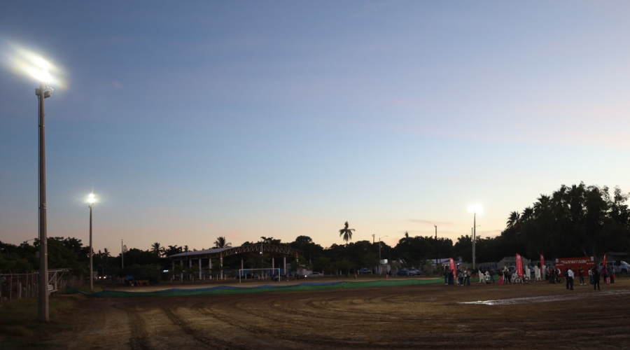 El estadio de futbol se colocó luminarias LED