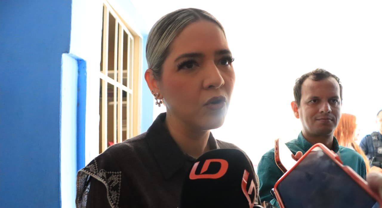 Alcaldesa Estrella Palacios junto a un micrófono de Línea Directa