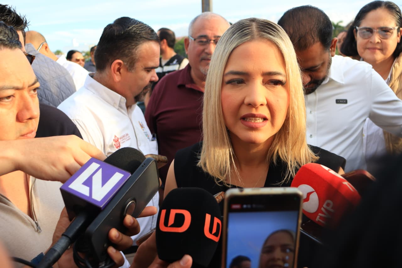 Estrella Palacios Domínguez hablando con los medios