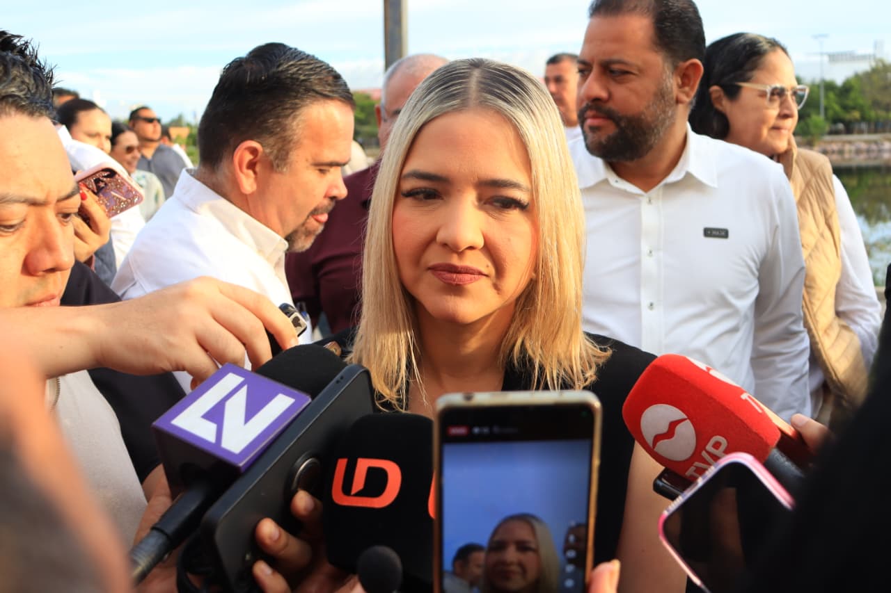 Estrella Palacios Domínguez hablando con los medios