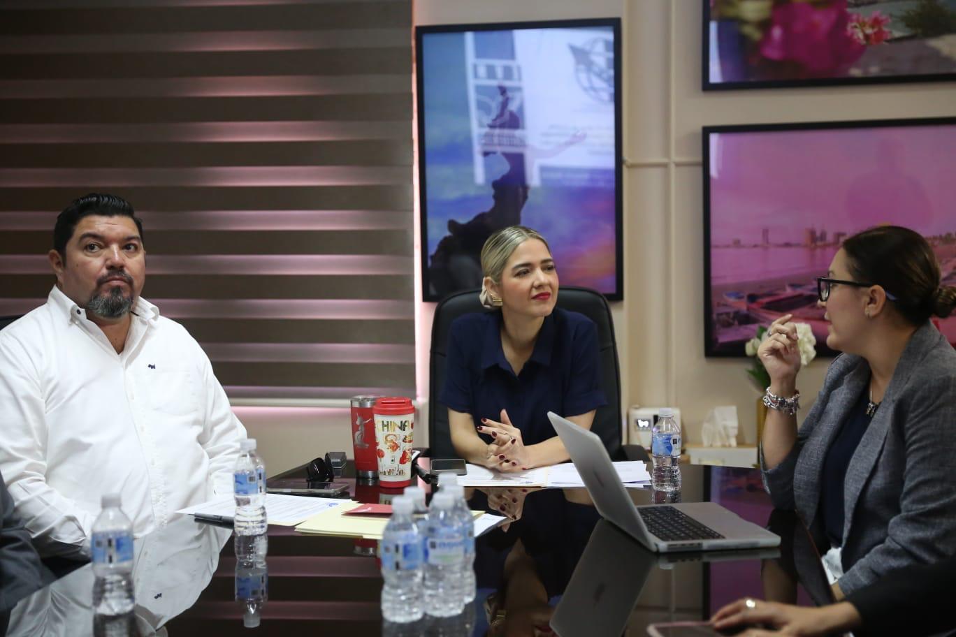 Estrella Palacios junto a Ejecutivos de Ventas