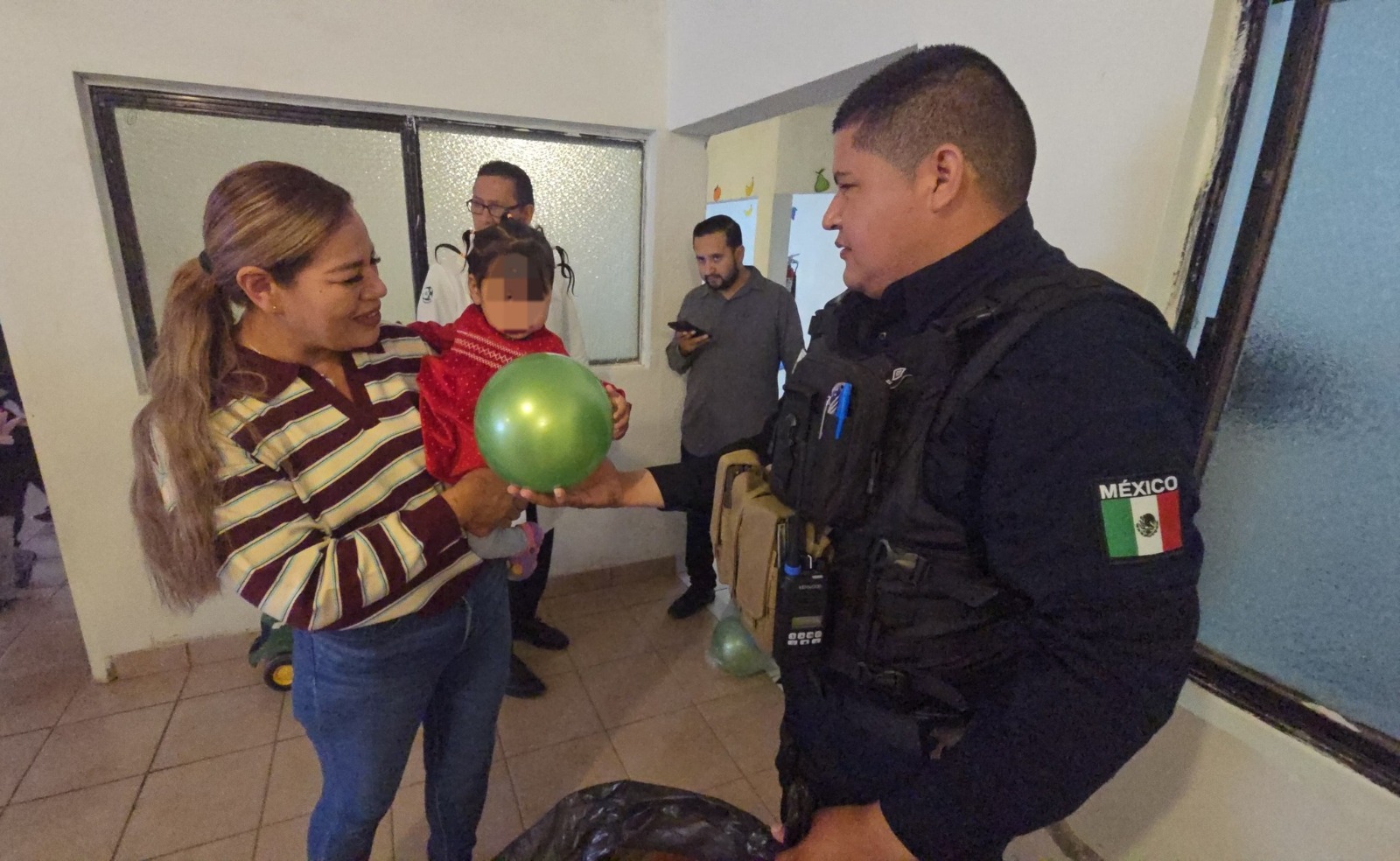 Evangelina Llanes Carreón junto a un menor y un policía