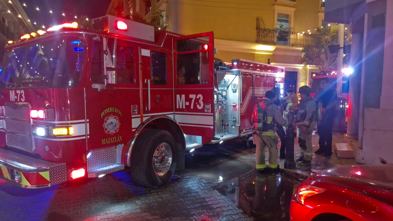 Camión de Bomberos y bomberos reunidos al lado