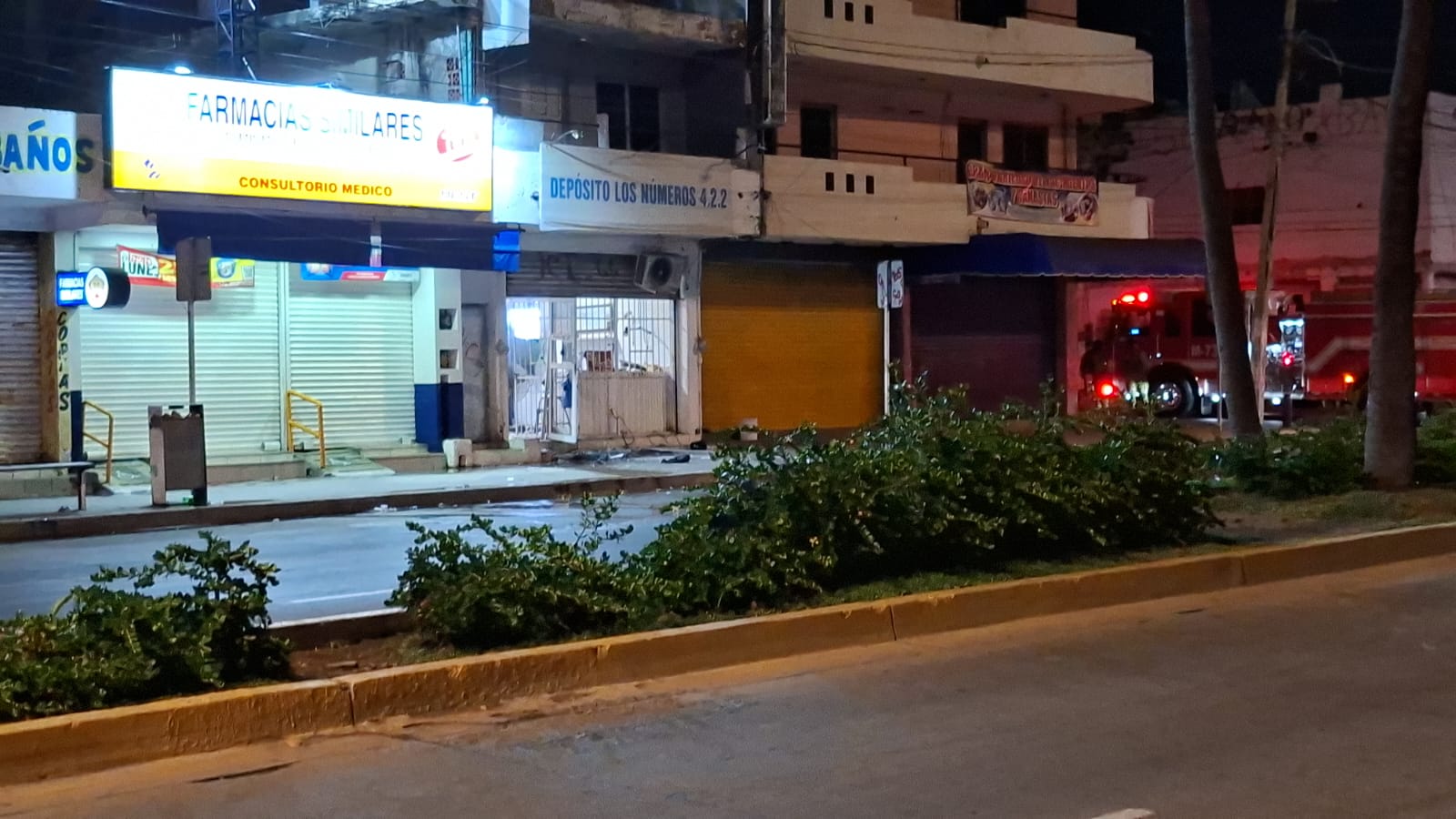 Arrojan artefacto explosivo a negocio de venta de cerveza