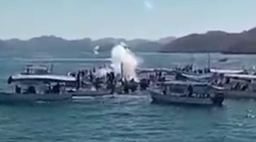 Pangas en Topolobampo junto a humo