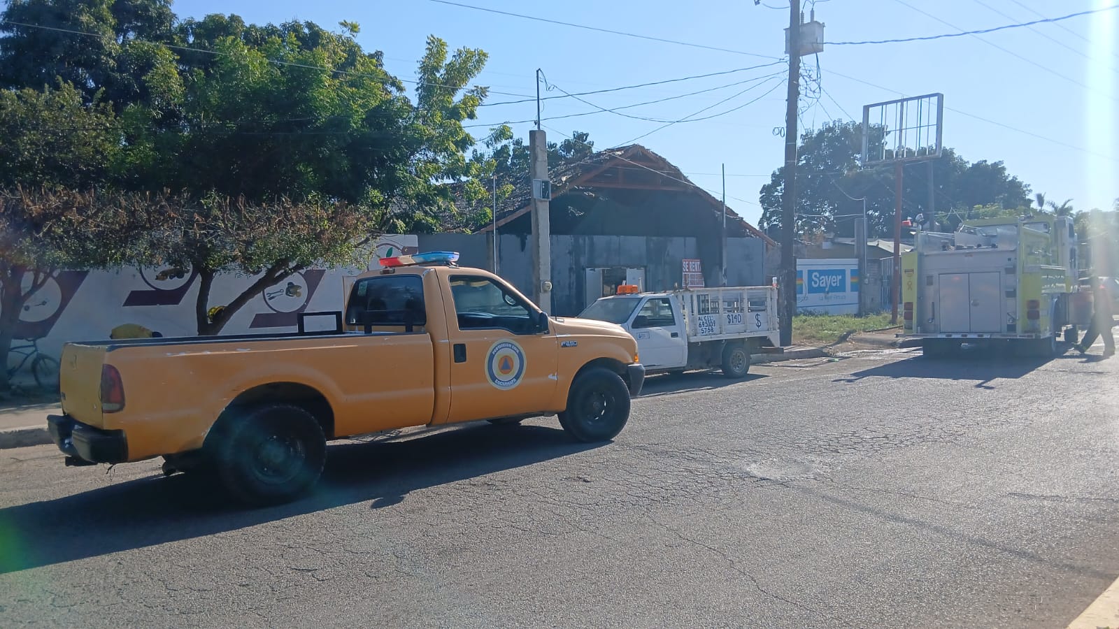 Camioneta de Protección Civil afuera de un negocio de mariscos que se incendió