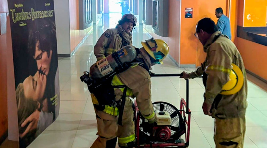 Elementos del cuerpo de bomberos acudieron al lugar y ventilaron el inmueble