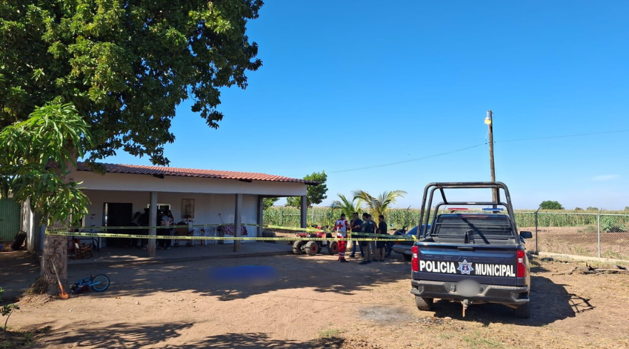 Una casa en Angostura donde se encuentra la policía municipal y acordonada una zona donde está una persona fallecida