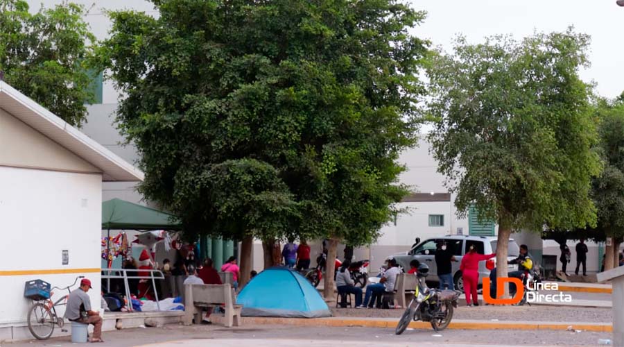 Familias afuera del Hospital General de Los Mochis