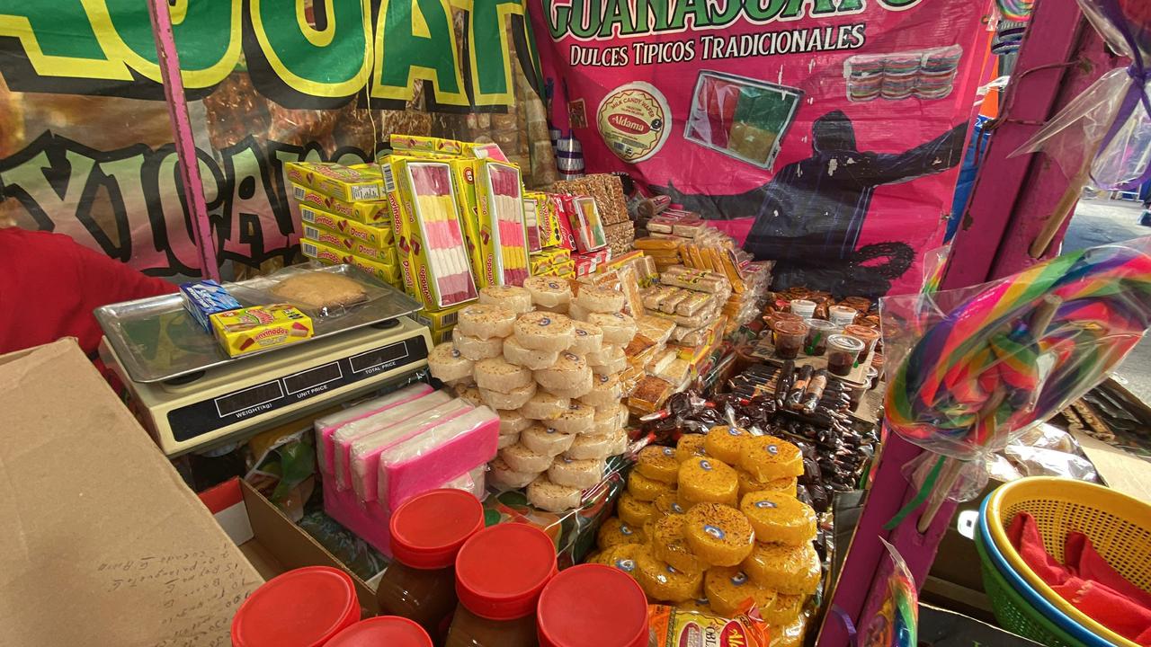 Puesto de dulces en Guasave en la Feria de la Virgen del Rosario