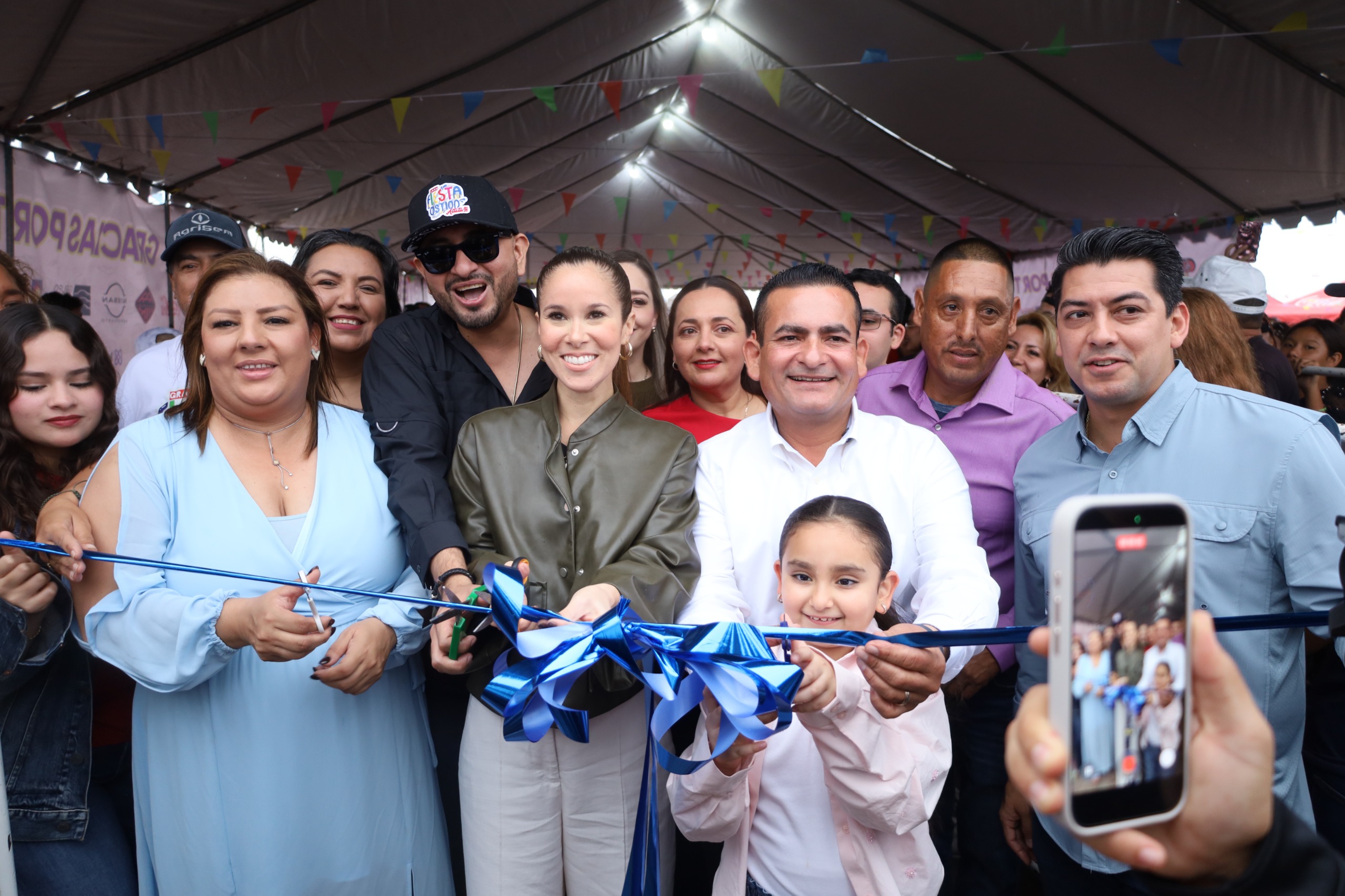 Autoridades y representantes de la organización de la Feria del Ostión sosteniendo un listón y posando para la foto