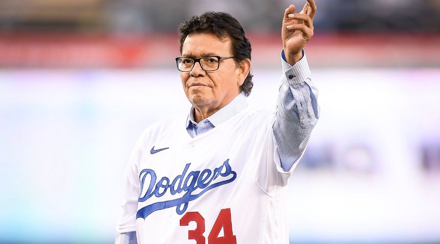 Fernando Valenzuela levantando la mano
