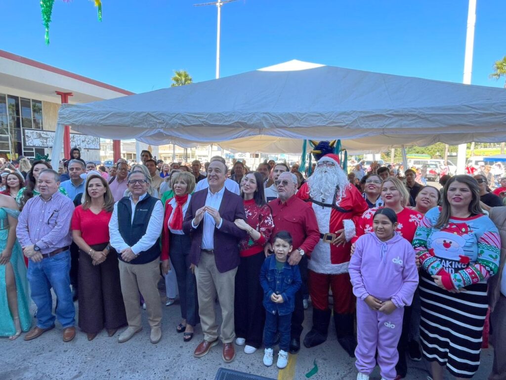 Alcalde de Ahome junto a personas en festejo navideño