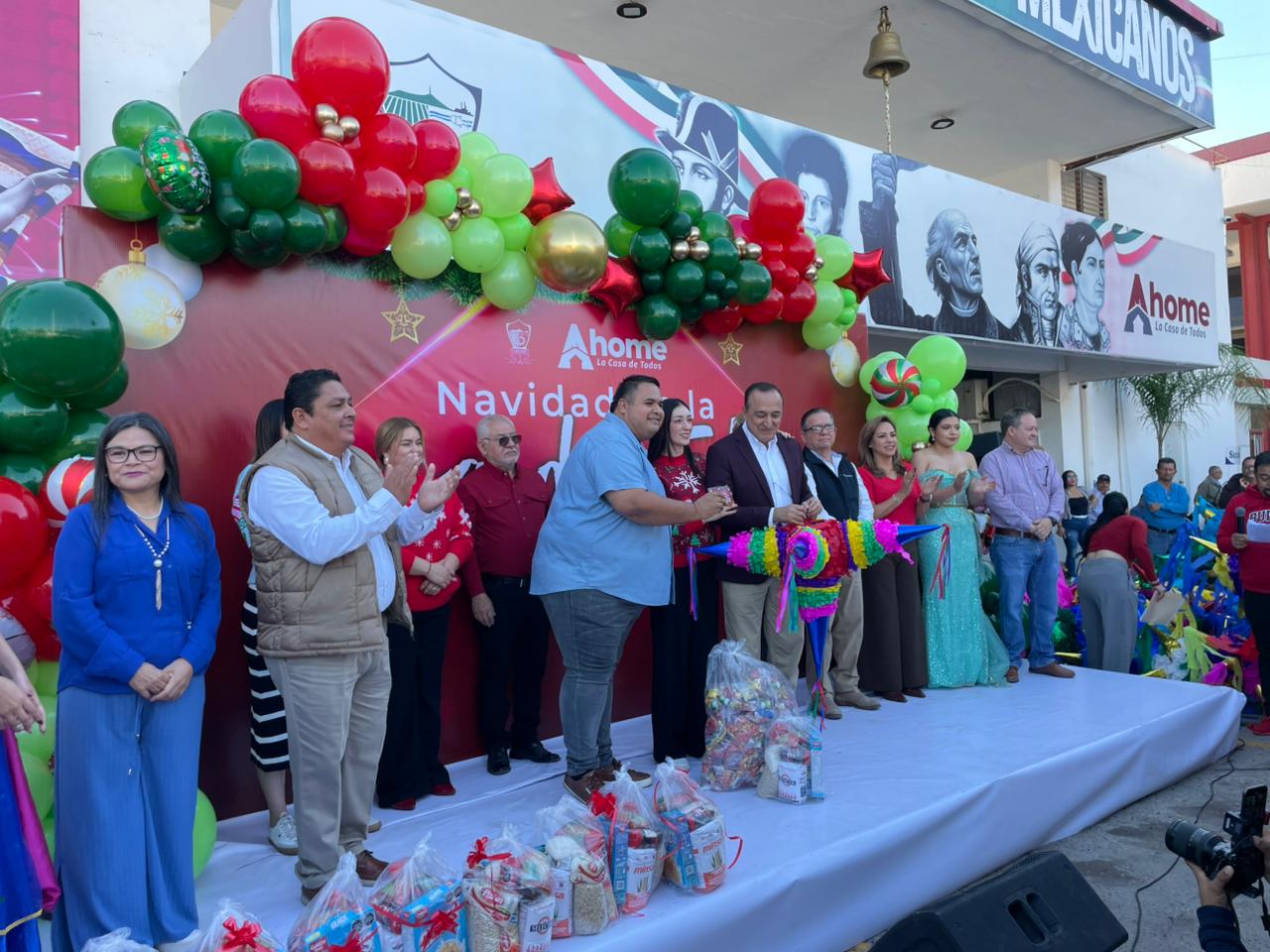 Alcalde de Ahome en festejo navideño con globos y regalos