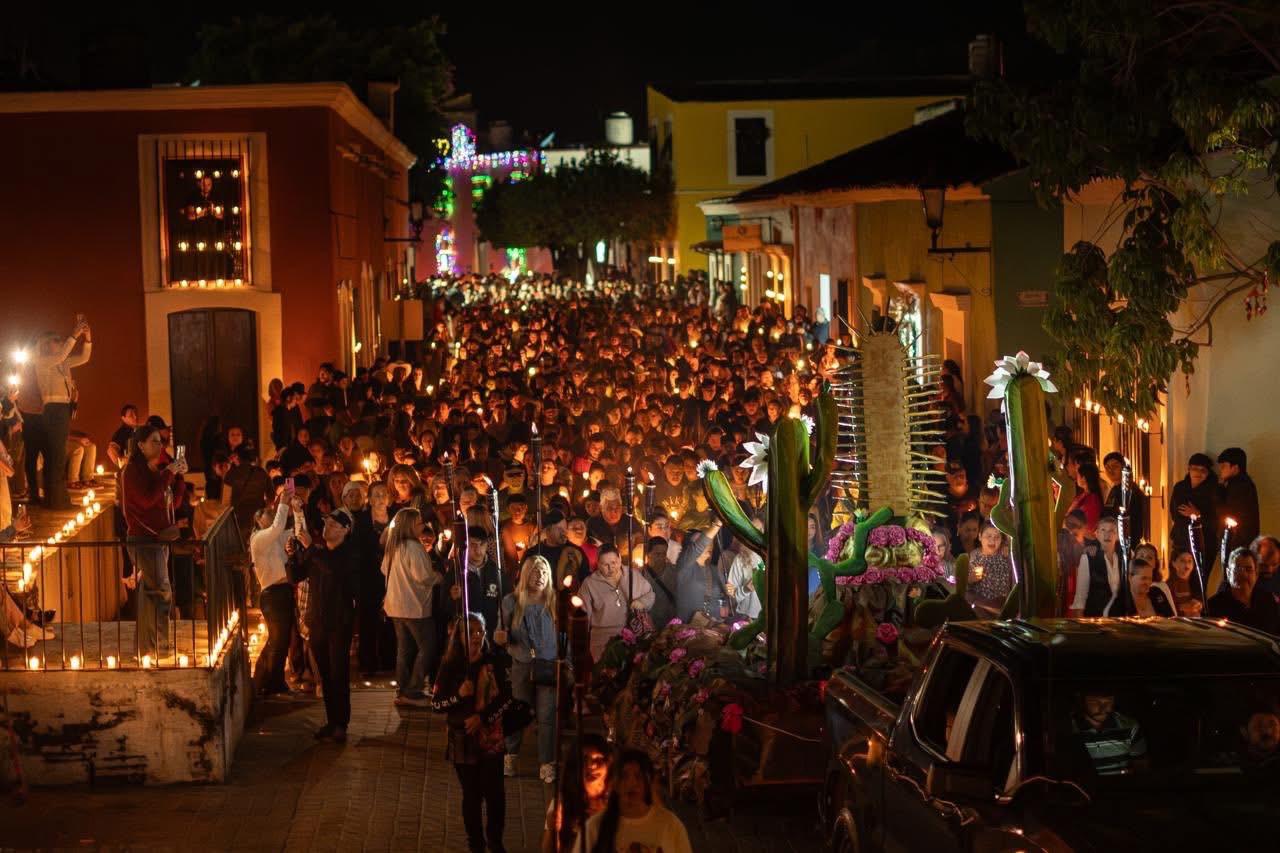 Personas en peregrinación en la Fiesta de las Velas en Cosalá