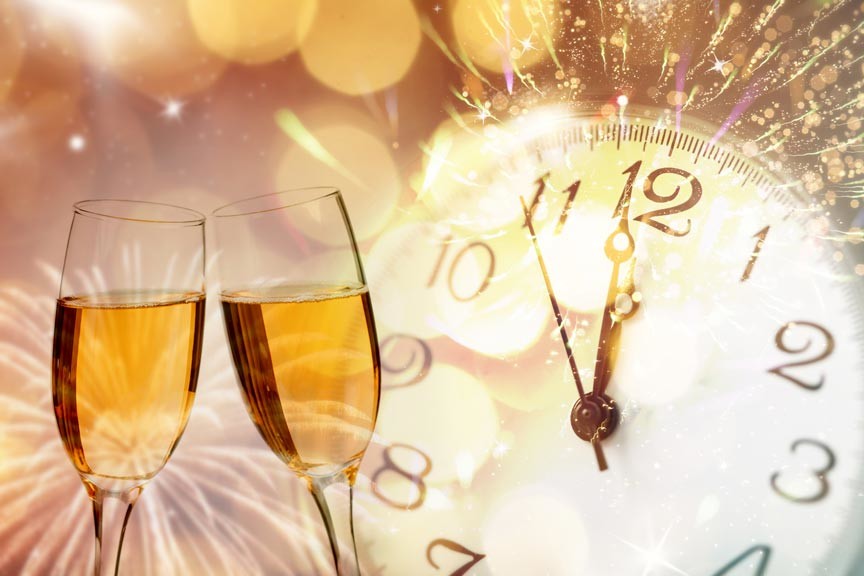 Dos copas con vino y un reloj