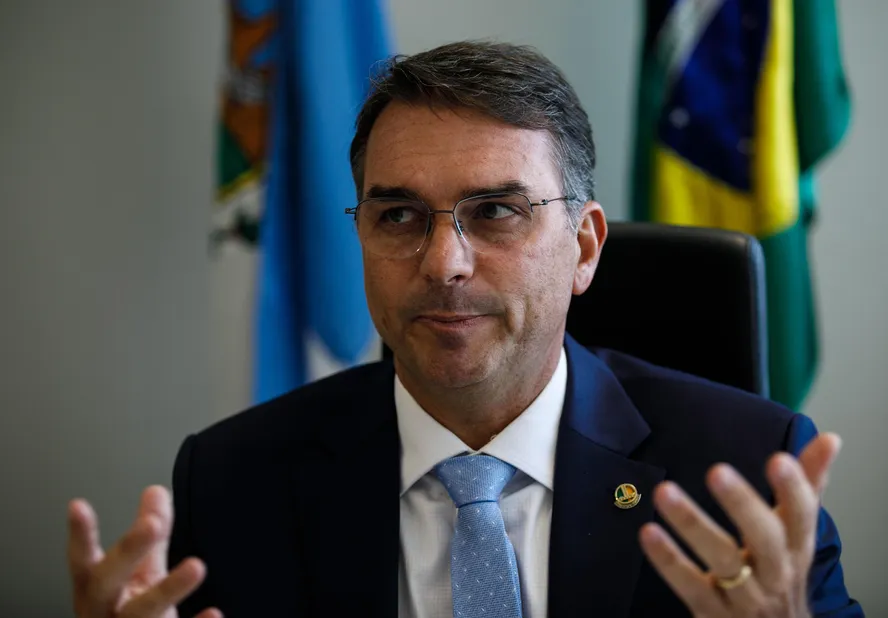 Hijo de Jair Bolsonaro anuncia su candidatura a las elecciones presidenciales de Brasil 2026