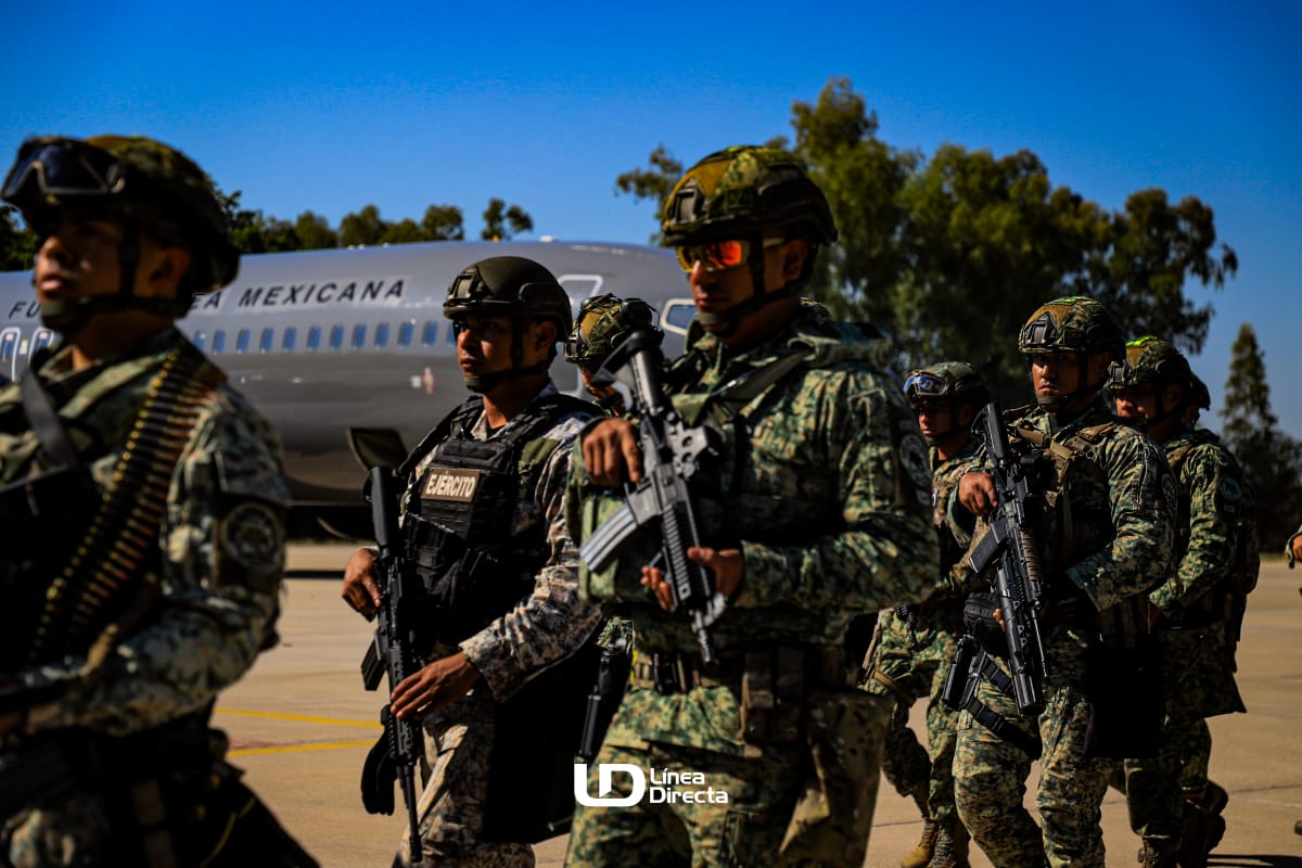 Militares de la Fuerzas Especiales del Ejército Mexicano y un avión atrás
