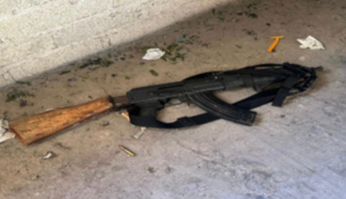 Fusil tirado en el piso