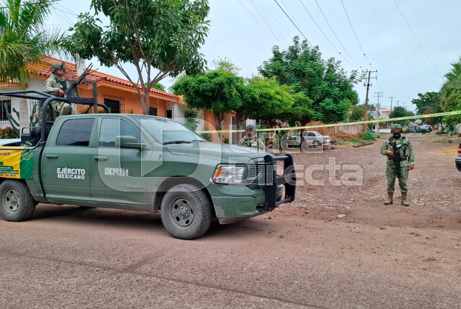 Unidad de ejército mexicano en calle de terracería