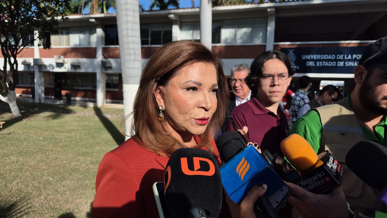 Gloria Himelda Félix Niebla hablando con los medios