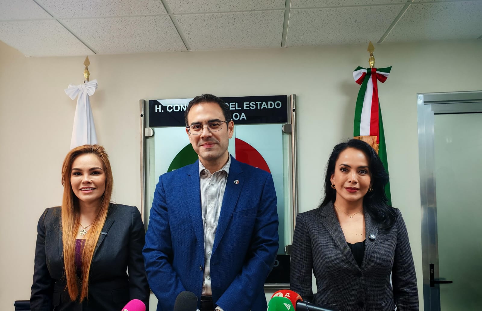 coordinador del Grupo Parlamentario del PRI, Bernardino Antelo Esper junto a diputadas del partido