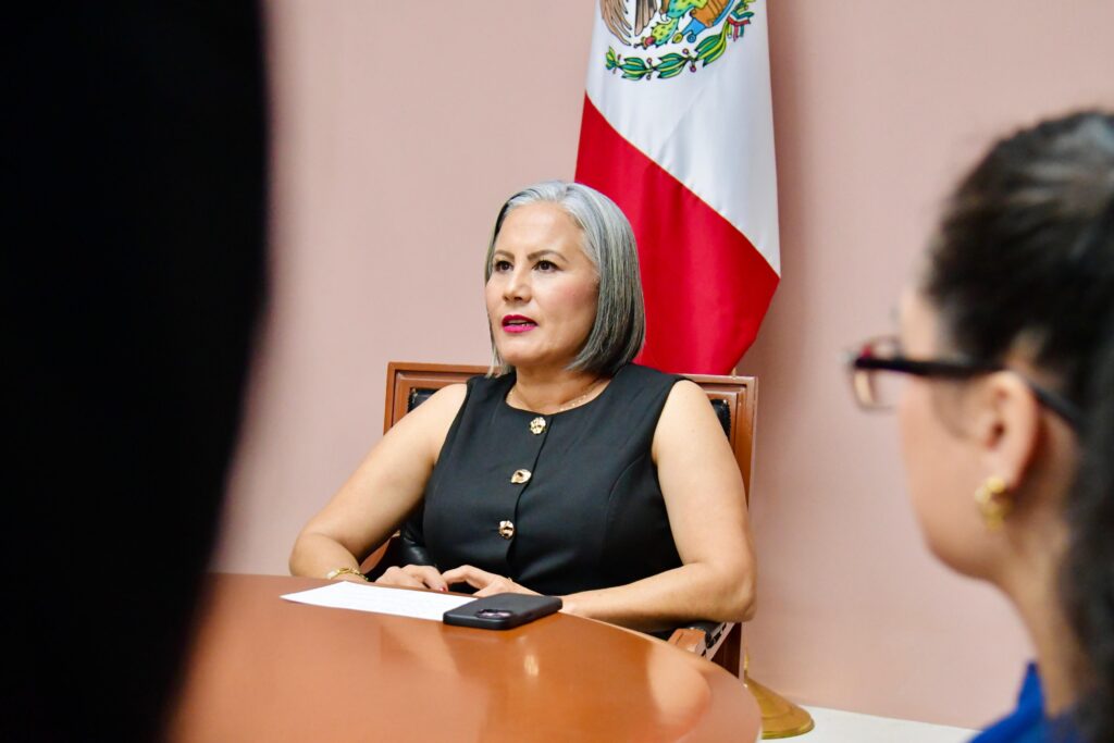 Guadalupe López González en una reunión