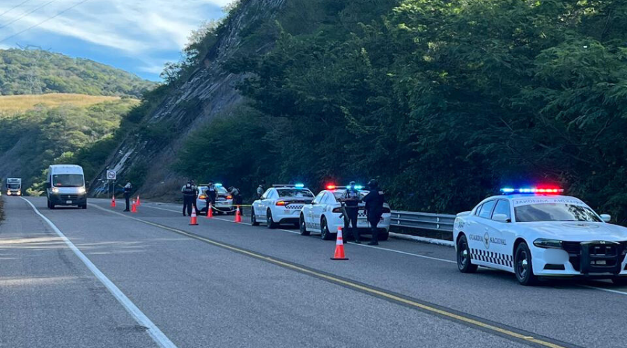 Unidades y elementos de la guardia nacional estacionados en la orilla de la carretera y protegiendo la zona con conos de seguridad