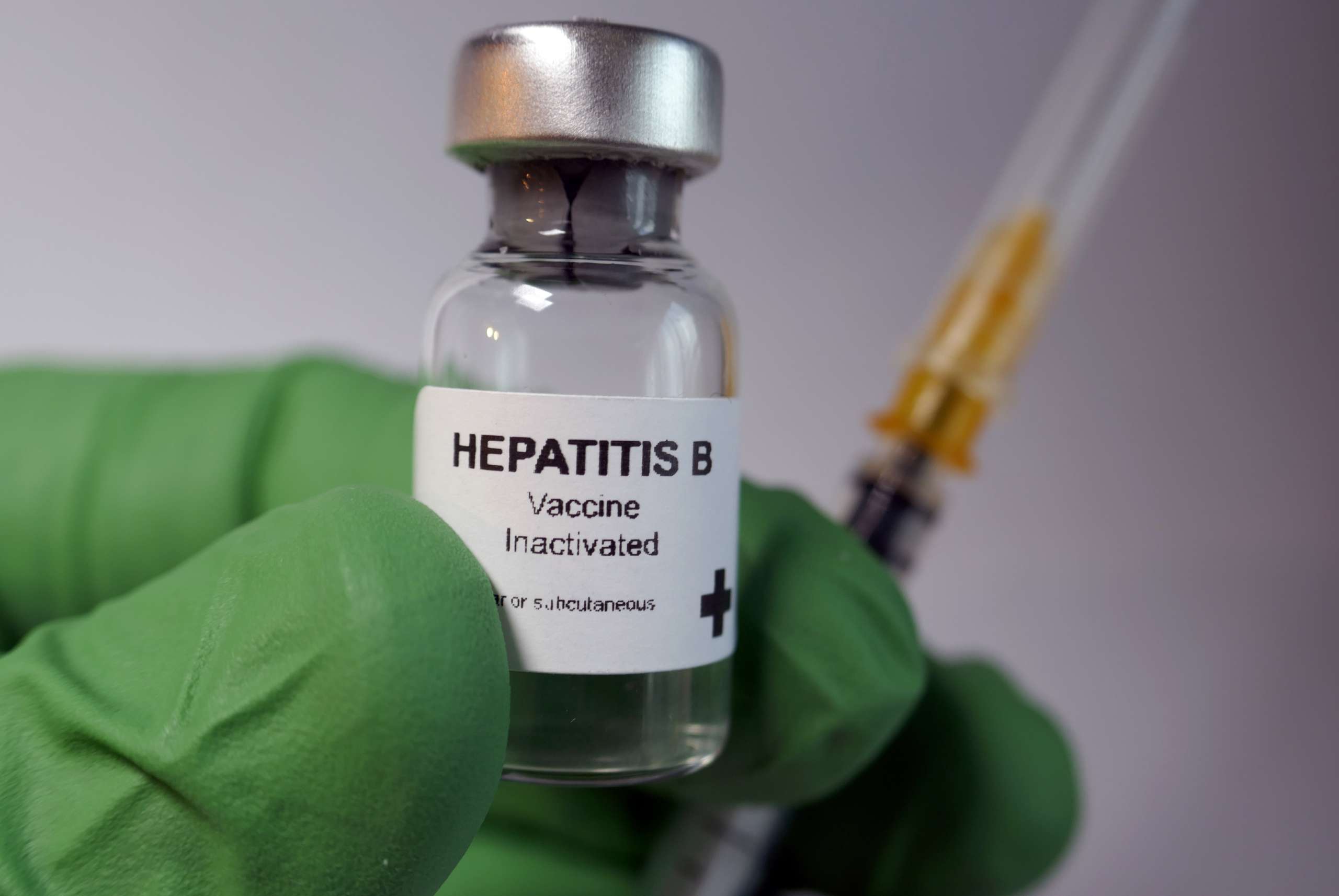 EU suspende recomendación de vacunar a recién nacidos contra la hepatitis B