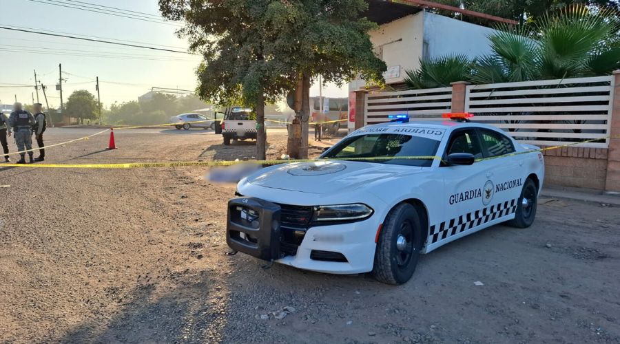 Unidad de la Guardia Nacional en una calle de terracería junto a una cinta amarilla de precaución asegurando la zona