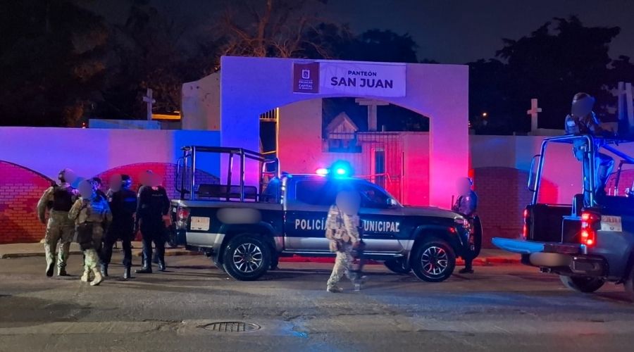 Patrilla de la policía municipal junto a elementos del ejército mexicano en panteón