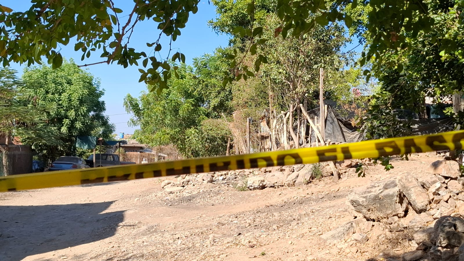 Lugar de terracería junto a una cinta amarilla